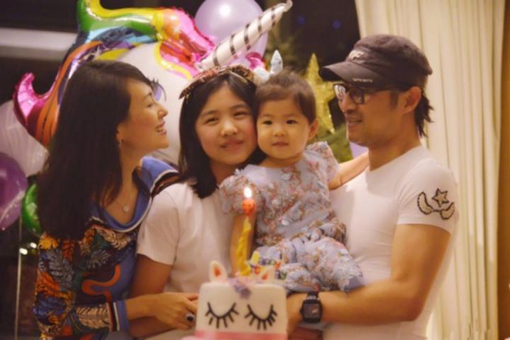 汪峰章子怡为女儿醒醒庆生，一家四口看起来真是超级有爱
