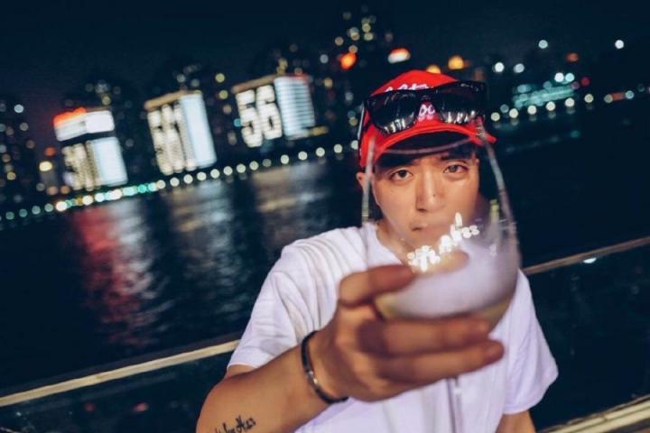 Jony J发布歌曲《奴隶》MV，拷问自己是钱的主人还是奴隶