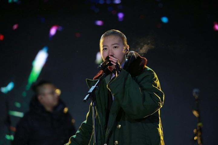 窦靖童北京卫视跨年，为大家带来了最新鲜的表情包