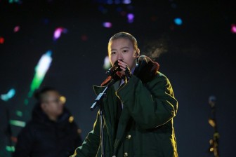 窦靖童北京卫视跨年，为大家带来了最新鲜的表情包