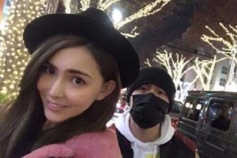 周杰伦一家四口跨年看烟火，满屏都是幸福！