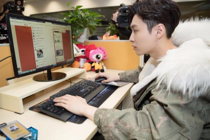 张艺兴担任娱乐小编不忘追星，工作之余给偶像发微博祝福