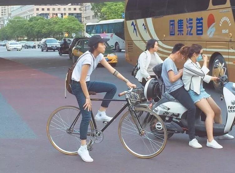 窦靖童一人背着吉他去旅行,国民老公的随性你学不来!