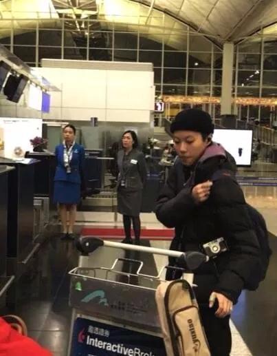 窦靖童一人背着吉他去旅行，国民老公的随性你学不来！