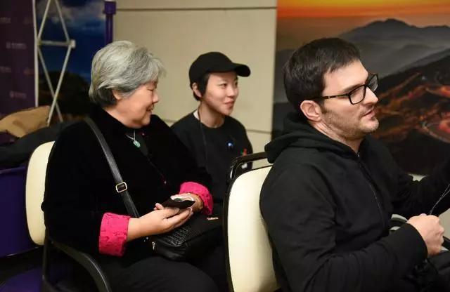 窦靖童一人背着吉他去旅行,国民老公的随性你学不来!