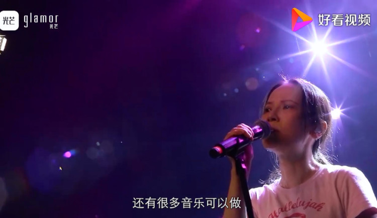 她穿着起毛球的旧衣服去参加《歌手》，真是因为缺钱了？