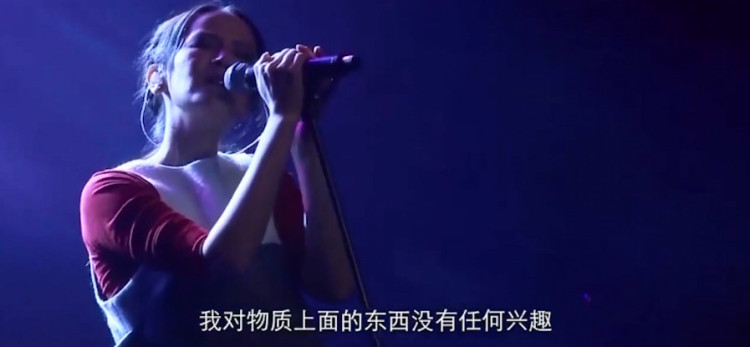 她穿着起毛球的旧衣服去参加《歌手》，真是因为缺钱了？