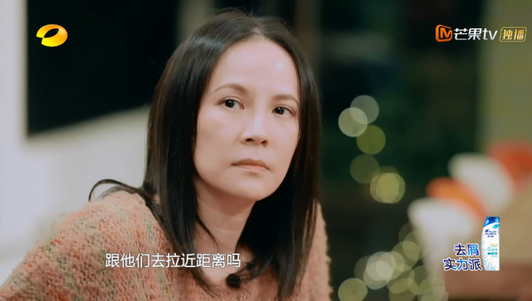 她穿着起毛球的旧衣服去参加《歌手》，真是因为缺钱了？