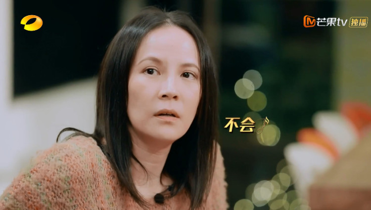 她穿着起毛球的旧衣服去参加《歌手》，真是因为缺钱了？