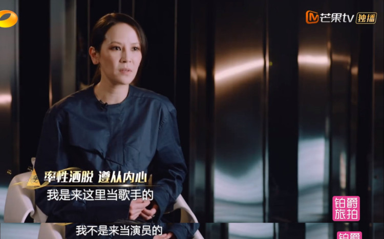 她穿着起毛球的旧衣服去参加《歌手》，真是因为缺钱了？