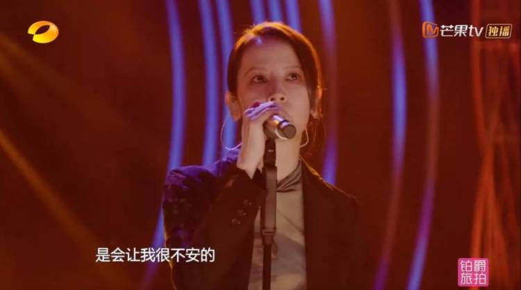 她穿着起毛球的旧衣服去参加《歌手》，真是因为缺钱了？
