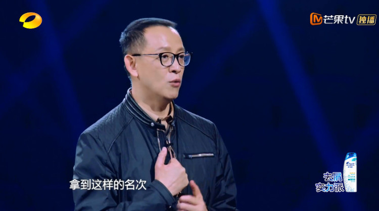 她穿着起毛球的旧衣服去参加《歌手》，真是因为缺钱了？